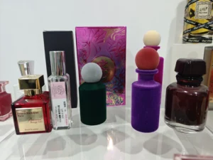 How to Find the Best Maison Margiela Flower Market Dupe: A Supply Chain Expert’s Guide to Long-Lasting Fresh Florals 2 Visual breakdown of fragrance oil concentration comparing Maison Margiela Flower Market EDT against a long-lasting Extrait de Parfum dupe.