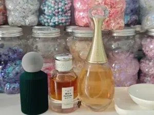 How to Find the Best Dior J'adore Dupe in the USA: A Factory Insider's Guide 2 Evaluating fragrance oil concentration: A standard $150 designer perfume versus a long-lasting, factory-direct EDP alternative in the USA.