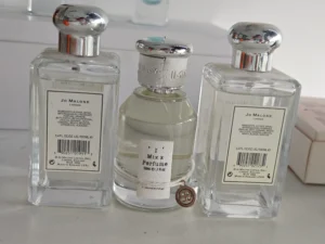 A visual breakdown of fragrance oil concentration comparing high-end designer perfumes with affordable Extrait de Parfum dupes in the US.