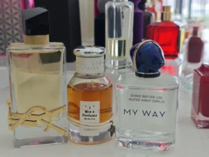 Visual breakdown of lavender and vanilla fragrance notes comparing traditional luxury perfumery with direct-to-consumer lab formulations.