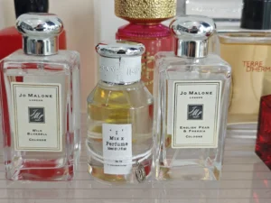 Cost and ingredient structure comparison between retail floral fragrances and laboratory-grade apple and peony perfumes in the USA market.