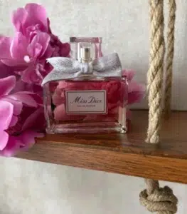 Visual chart comparing fragrance oil concentration and pricing between traditional luxury perfume and a direct-to-consumer alternative.