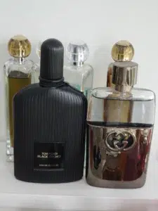 Cost and performance comparison chart showing a traditional luxury designer bottle versus iMixx No 32 factory-direct extrait de parfum