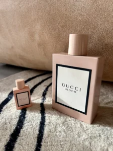 How to Find the Perfect Gucci Bloom Dupe: A Supply Chain Expert’s Guide to White Floral Luxury 2 Visual breakdown comparing the traditional luxury perfume cost structure against direct-to-consumer tuberose and jasmine fragrances.