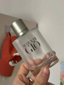 Analytical olfactory breakdown and liquid color profile comparison of Acqua Di Gio Profumo vintage batch versus premium direct-to-consumer formulation.