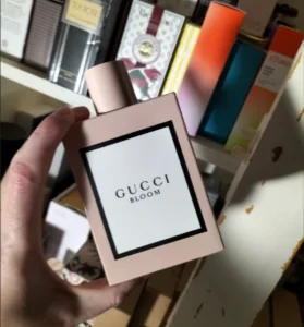 How to Choose the Best Gucci Bloom Dupe in the USA: A Master Perfumer’s Guide to White Floral Chemistry, Longevity & Supply Chain Secrets (2026) 2 Visual comparison showing the high oil concentration and maceration process of an affordable white floral fragrance compared to traditional commercial perfumes.