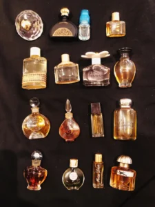 Visual breakdown comparing the packaging of the costliest perfume brands versus a minimalist, high-concentration direct-to-consumer fragrance.