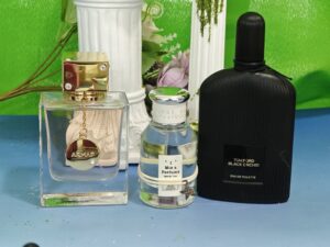 How to Master the Art of Wearing a Dark Fragrance: A Supply Chain Expert’s Guide to the Tom Ford Black Orchid DNA & Its Smartest USA Alternative 2 Artisan fragrance laboratory maceration process showing professional perfume oil formulation and bottling