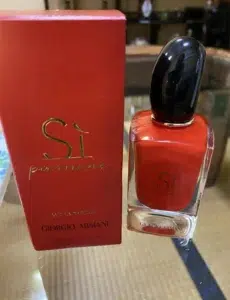 How to Choose a Giorgio Armani Sì Eau de Parfum–Inspired Fragrance in the USA: A Perfumer’s Guide to Blackcurrant, Chypre Structure, Longevity, and Factory-Direct Value 1 Giorgio Armani Sì Eau de Parfum and Sì-inspired fragrance bottle comparison