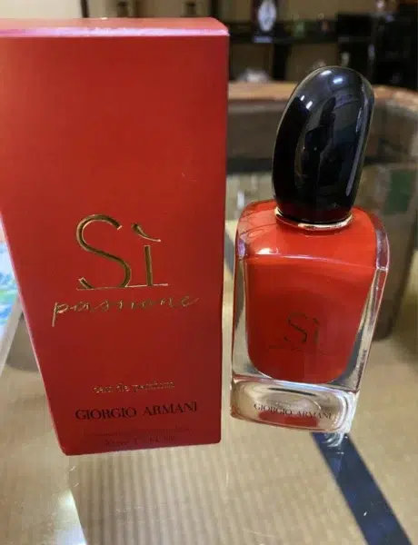How to Choose a Giorgio Armani Sì Eau de Parfum–Inspired Fragrance in the USA: A Perfumer’s Guide to Blackcurrant, Chypre Structure, Longevity, and Factory-Direct Value 2 Giorgio Armani Sì Eau de Parfum and Sì-inspired fragrance bottle comparison