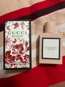 How to Choose the Best Gucci Bloom Dupe in the USA: A Perfumer’s Guide to White-Flower Structure, Longevity & Value 2 Luxury white-floral perfume compared with a Gucci Bloom inspired fragrance featuring jasmine and tuberose